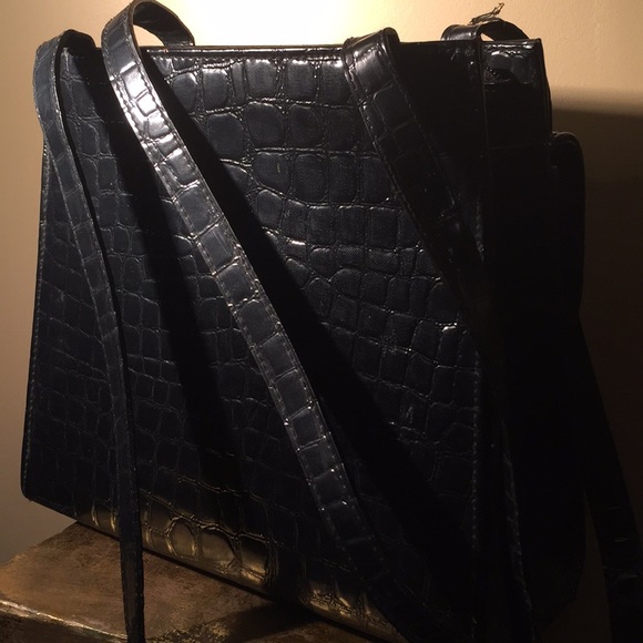 Vintage black bag never used with gold accents - Picture 2 of 4